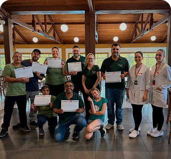 Imagem com uma equipe recebendo um certificado de capacitação