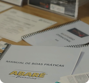 Imagem de uma profissional verificando um aparelho e conferindo a lista do manual