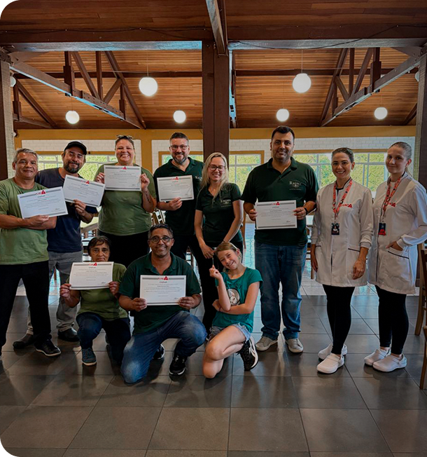 Imagem com uma equipe recebendo um certificado de capacitação