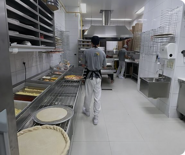 Imagem de uma cozinha de pizzaria com tudo organizado