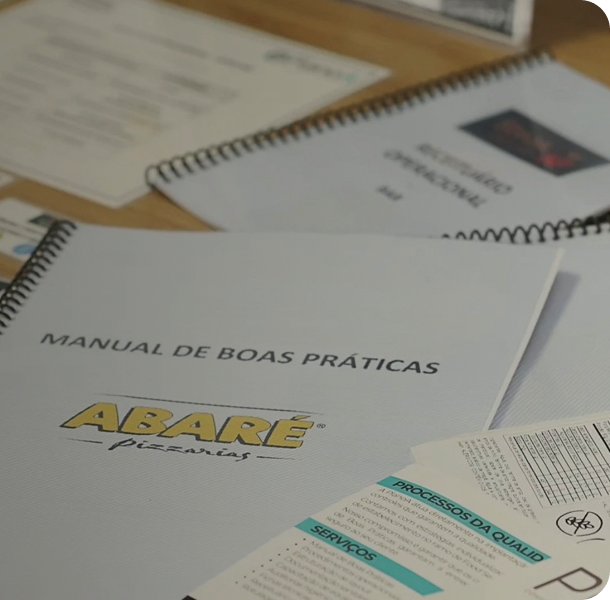 Imagem de uma profissional verificando um aparelho e conferindo a lista do manual