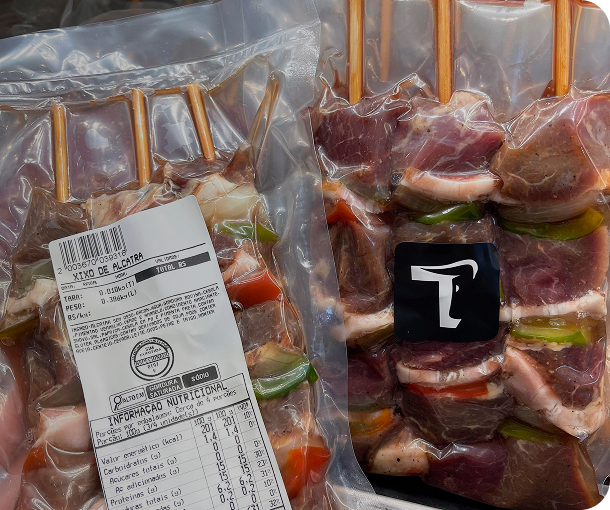 Imagem de uma bandeja de carne com um rótulo nutricional